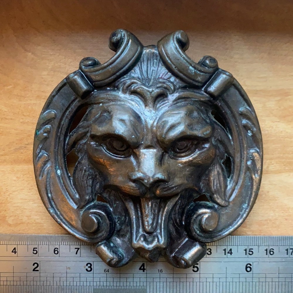 🌲 Vintage Lion Belt Buckle